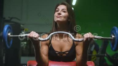 漂亮的白种人健身妇女在健身房锻炼肌肉、健身和健身概念、健身房背景腹肌锻炼